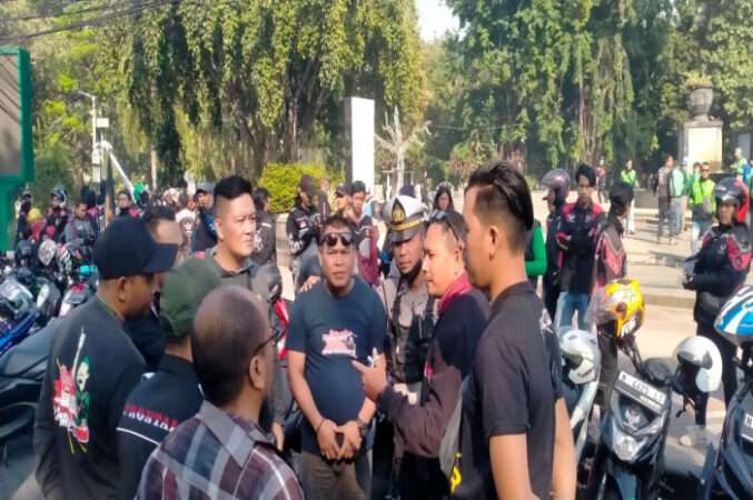 Kepolisian Sidoarjo dan koordinator aksi berkomunikasi dalam pengamanan dan pengawalan peserta demo menuju Surabaya