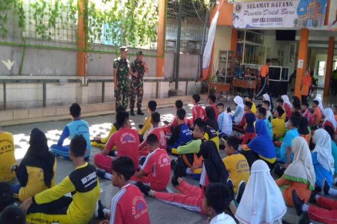 Komandan Koramil Sedati bersama anggota Berikan Materi Wasbang di SMP ASSA Cendekia