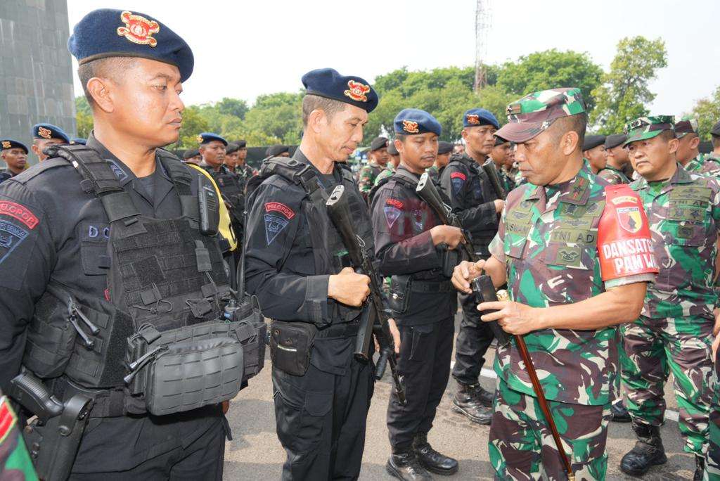Komandan Korem 084/Bhaskara Jaya Brigjen TNI Yusman Madayun, S.I.P. memimpin apel gelar pasukan