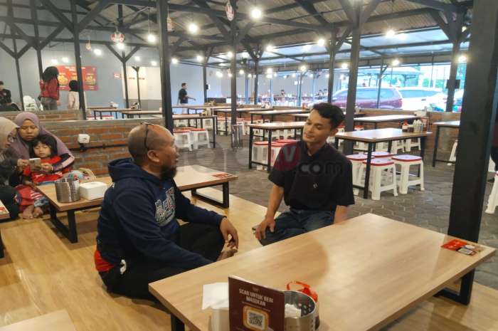 Adhi Manager Outlet Sambal Bakar Indonesia (kanan) melayani pelanggan 
