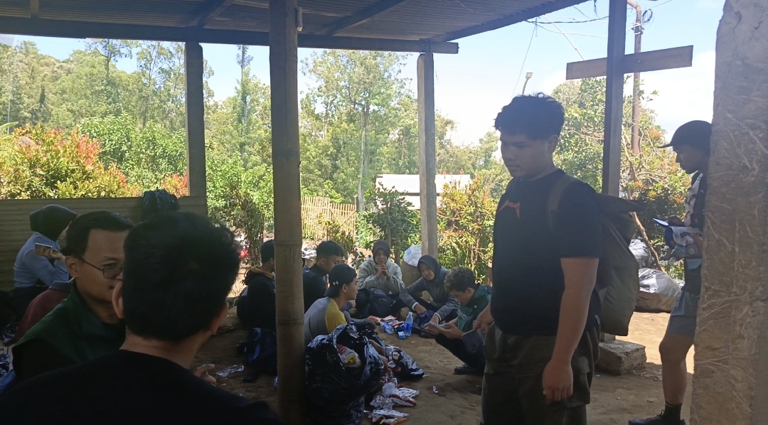 Pemeriksaan Sampah Oleh Petugas Loket